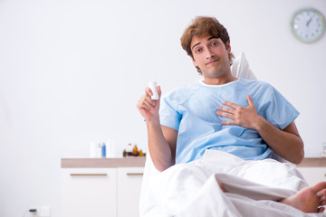 Obraz premium Young male patient lying on couch in hospital 
