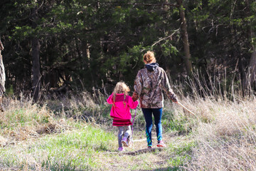 Obraz premium mother and daughter in autumn park