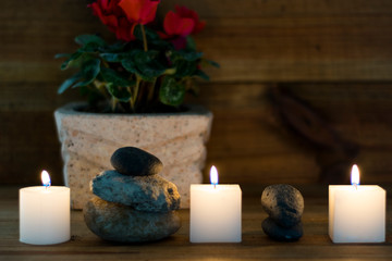 Obraz na płótnie Canvas Piedras, velas, plantas, ambiente de relajación