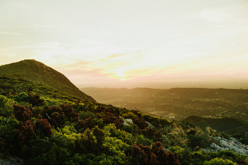 Montanhas com o pôr-do-sol
