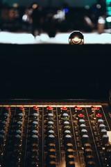Tablero de consola de sonido en un teatro