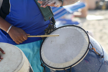 Persona tocando tambor de candombe uruguayo