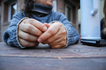 Primer plano de manos de mujer adulta