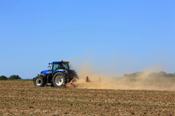 Tracteur. Labourage des champs. Coulommes. / Tractor. Plowing fields. Coulommiers.