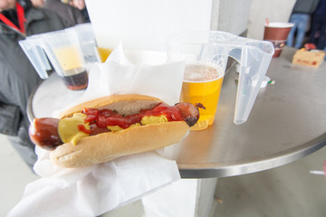 スタジアムで食べるホットドック