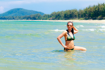 Obraz premium Woman and bikini show sexy with sunshine