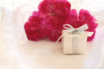 Fototapeta na wymiar Gift box with pink flowers