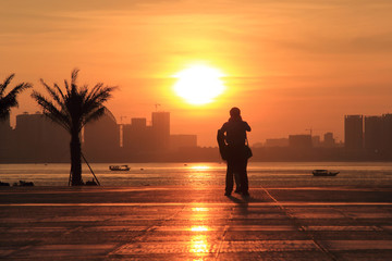 Fototapeta premium Sunrise sunset on the city square and couples.