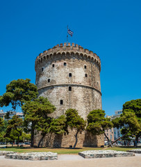 Fototapeta na wymiar The famous White Tower which houses the city?s museum on the waterfront of Thessaloniki, Greece