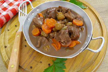 bœuf bourguignon dans un plat 