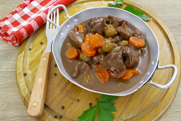 bœuf bourguignon dans un plat 
