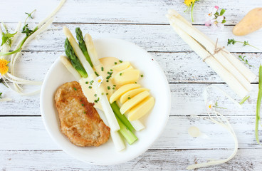 Teller Spargel Weiß Grün Weißer Grüner mit Schnitzel und Kartoffeln Tisch  
