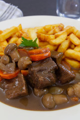 bœuf bourguignon avec des frites 
