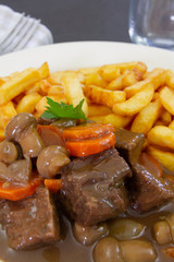bœuf bourguignon avec des frites 