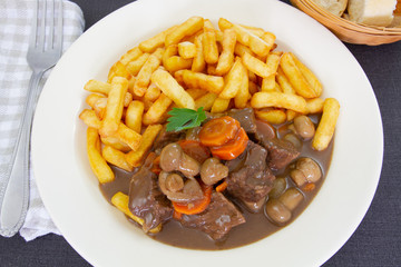 bœuf bourguignon avec des frites 