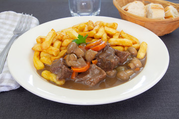 bœuf bourguignon avec des frites 