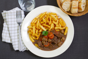 bœuf bourguignon avec des frites 
