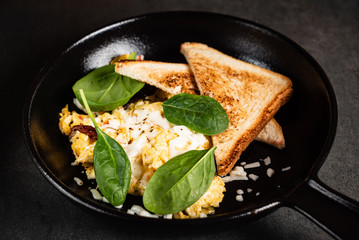 scrambled eggs with toasts