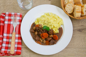 bœuf bourguignon avec purée 