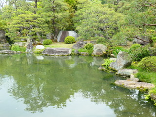 Fototapeta na wymiar 日本庭園の池と反射