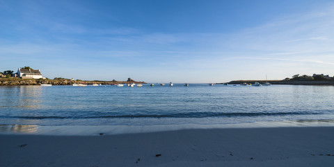 Bucht an der bretonischen Küste in Frankreich mit Booten, Bretagne, Department Finistere