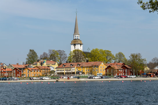 Mariefred som den lilla staden ter sig sedd fr&aring;n Gripsholms slott.