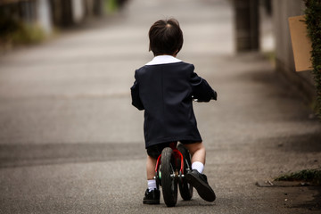 自転車に乗る男の子