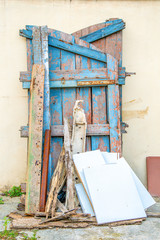 Antiguas puertas deterioradas junto con maderas podridas abandonadas.