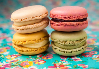 Macarons auf Blumenuntergrund