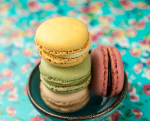 Macarons auf Blumenuntergrund