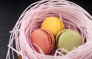 Macarons im Nest