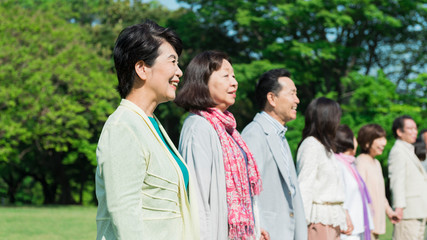 シニア　笑顔　同窓会