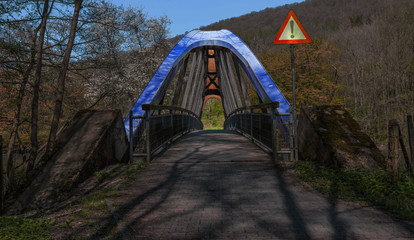 Abstrakte Darstellung einer Holzbrücke mit einer Metallabdeckung