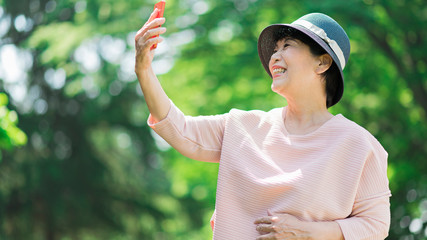 シニア スマホ  女性