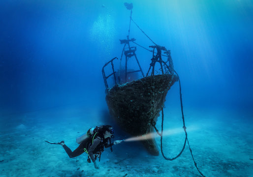 Tacuherin erforscht ein gesunkenes Schiffswrack auf dem Boden des Indischen Ozeans, Malediven
