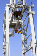 Engin de levage. Le Havre. / Unloading a snail. Container terminal. Le Havre.