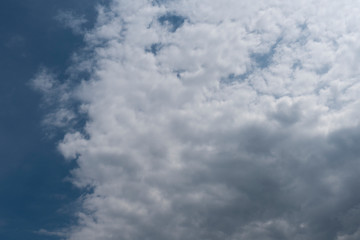 Fototapeta na wymiar Weiße Wolken im blauen Himmel