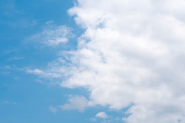 Leichte weiße Wolken im blauen Himmel