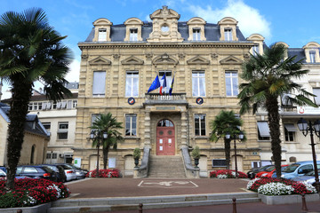 Fototapeta na wymiar Hôtel de Ville. Saint-Cloud. / City Hall. Saint Cloud.