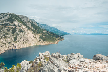 Panorama ze skał na wodę i góry