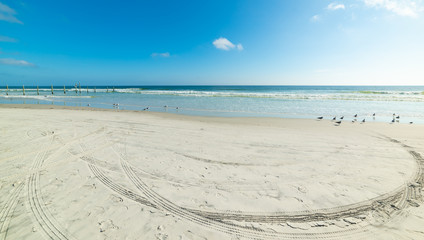 Tyre tracks on the sand in Daytona Beach foreshore © Gabriele Maltinti