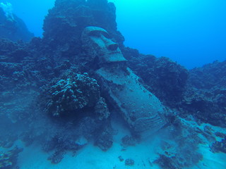 Versunkener Moai