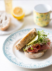 生ハムとスプラウトのサンドイッチ