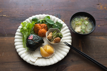 おむすびの入った和風プレート