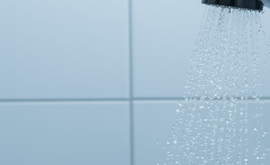 Naklejka na ściany i meble Wasser spritzt in der Dusche