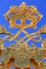 Fototapeta na wymiar Courronne sur la grille d'entrée du Château de Versailles. / Crown on entrance grid of Palace of Versailles.