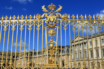 La grille royale dorée à l'or fin du Château de Versailles. / The royal grid with gold at the...