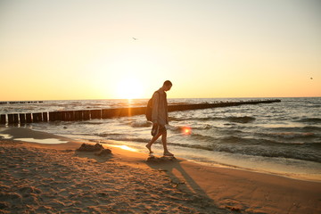 The guy goes to the beach at sea © Anhelina