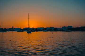 Fototapeta na wymiar sailing into sunset