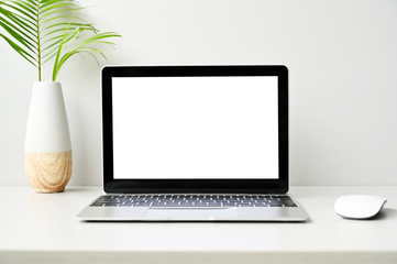 Fototapeta premium pusty ekran Nowoczesny laptop z myszą, inteligentny telefon na stół z drewna w tle widoku biura